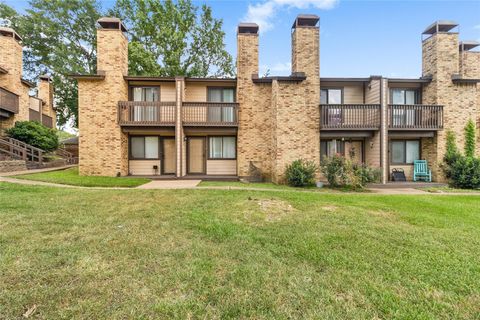 Photo of 2521 Crosstimbers Street #J5, Huntsville, TX 77320 (MLS # 80936989)