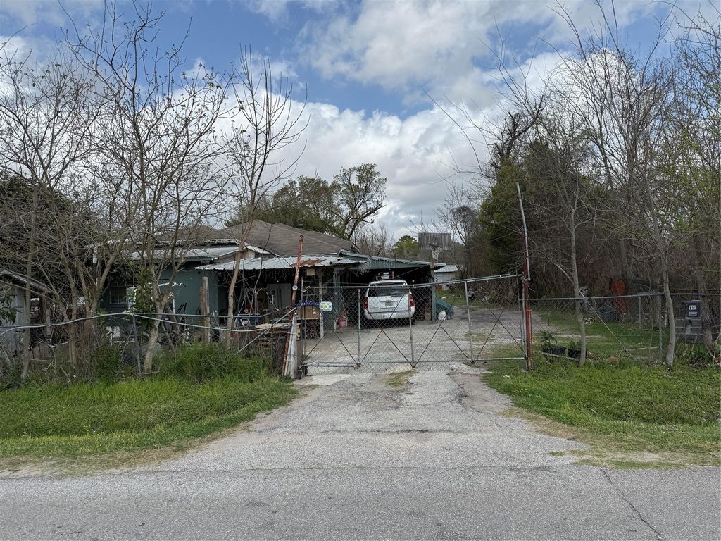 Photo of 219 Dale Street, Houston, TX 77060 (MLS # 93979200)