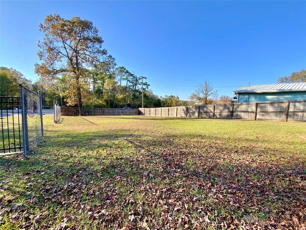 Photo of 934 N Fm 356, Onalaska, TX 77360 (MLS # 43992448)