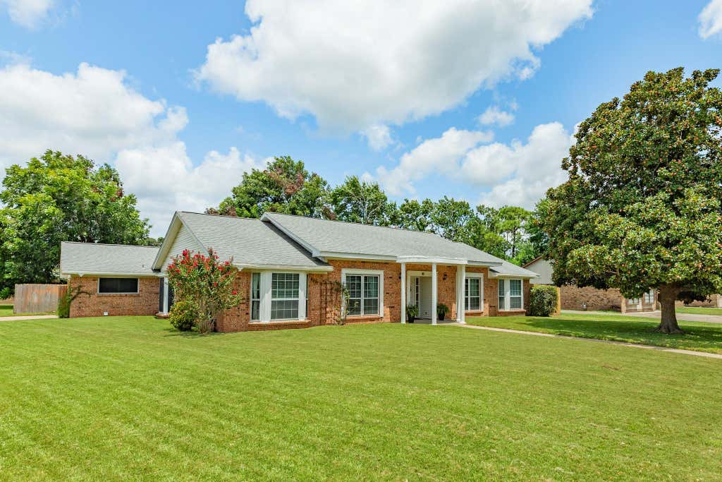 Photo of 136 Tamarisk Trail, Lake Jackson, TX 77566 (MLS # 74397715)