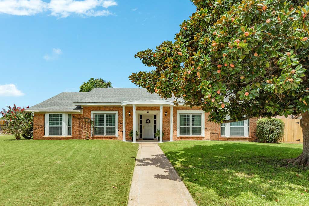 Photo of 136 Tamarisk Trail, Lake Jackson, TX 77566 (MLS # 74397715)