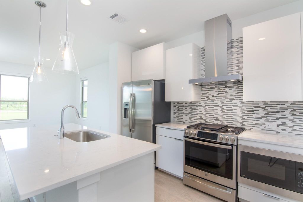 Photo of 462 S Centro Circle, Shenandoah, TX 77385 (MLS # 64472847)