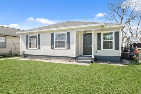 Photo of 618 Hoffman Street, Houston, TX 77020 (MLS # 85619314)
