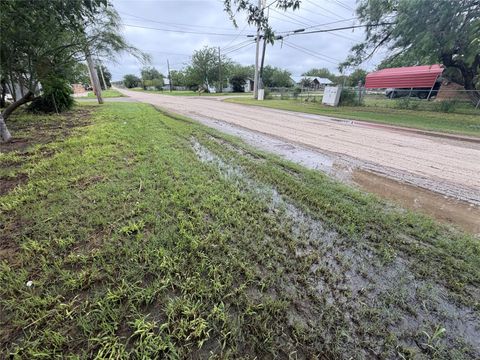 Homes For Sale - 2101 Brown Avenue<br/> Jourdanton, TX 78026
