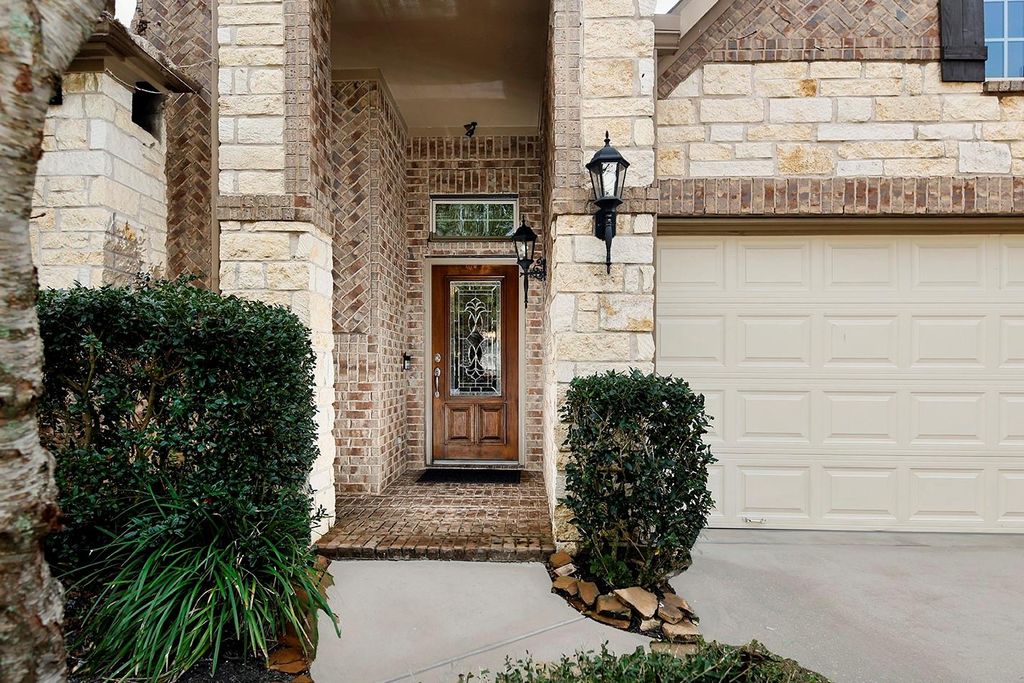 Photo of 18 Estherwood Pl, The Woodlands, TX 77354 (MLS # 63598150)