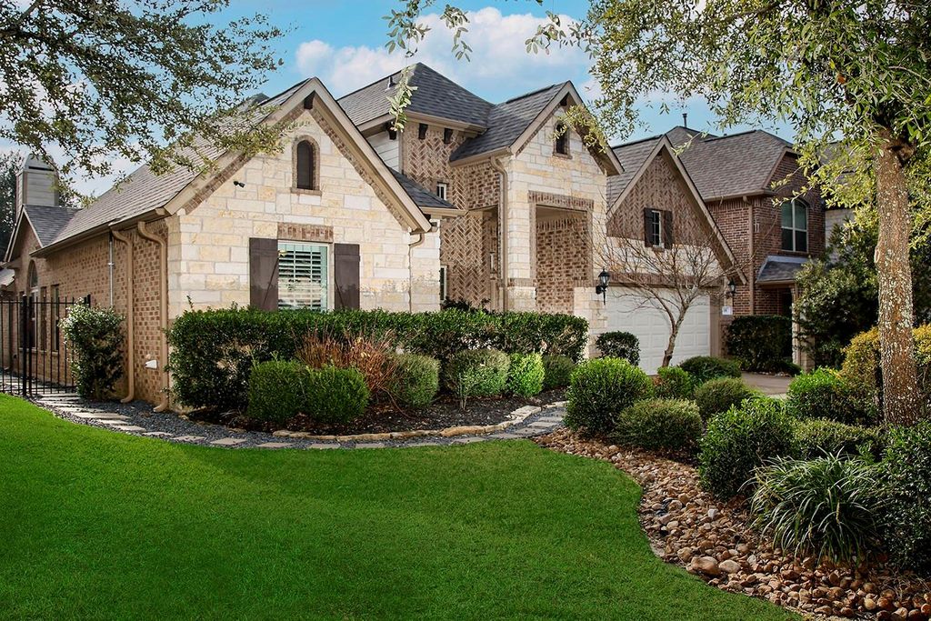 Photo of 18 Estherwood Pl, The Woodlands, TX 77354 (MLS # 63598150)