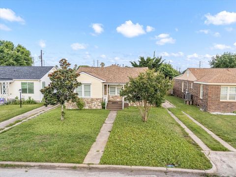 Photo of 5611 Fraser Avenue, Galveston, TX 77551 (MLS # 84686275)