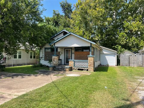 Photo of 202 S Magnolia Street, Highlands, TX 77562 (MLS # 27412637)