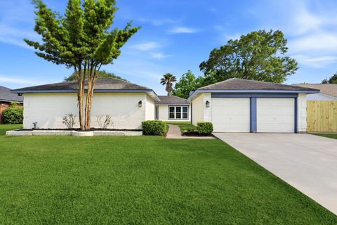 Photo of 621 W Castle Harbour Drive, Friendswood, TX 77546 (MLS # 287586)
