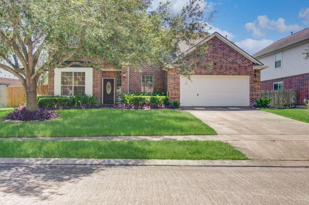 Photo of 13919 Charterhouse Way, Sugar Land, TX 77498 (MLS # 57112794)