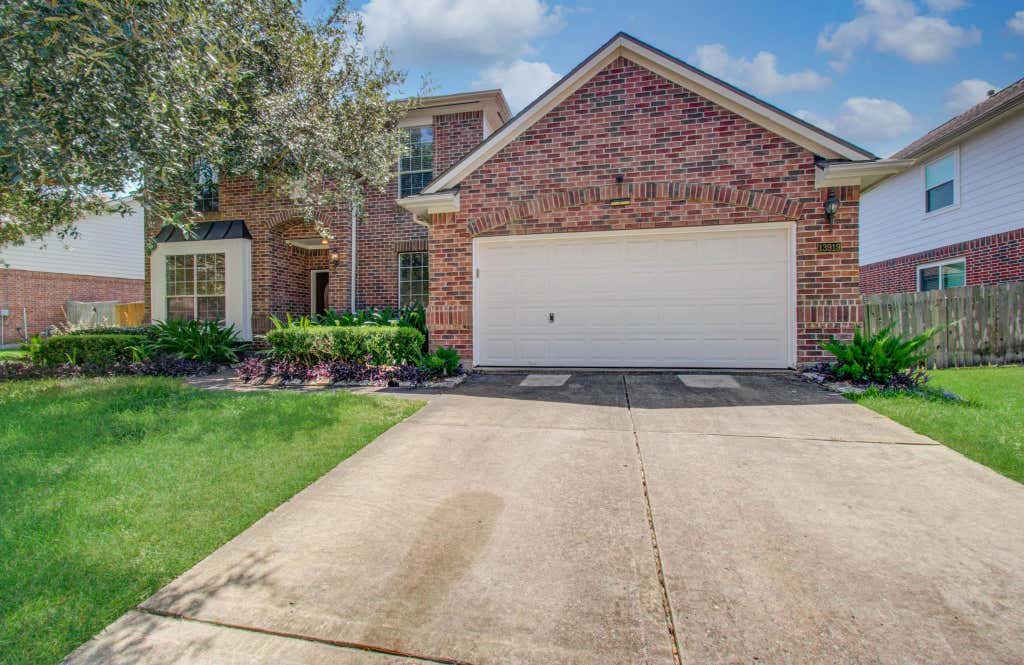 Photo of 13919 Charterhouse Way, Sugar Land, TX 77498 (MLS # 57112794)