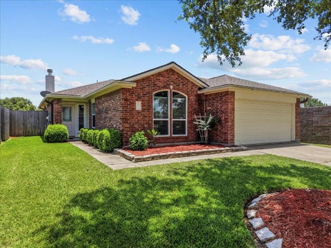 Photo of 202 Pebble Walk Lane, Dickinson, TX 77539 (MLS # 64299798)
