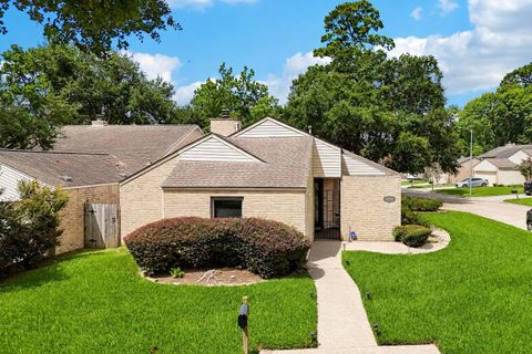 Homes For Sale - 17231 Meadow Butte Drive<br/> Houston, TX 77090