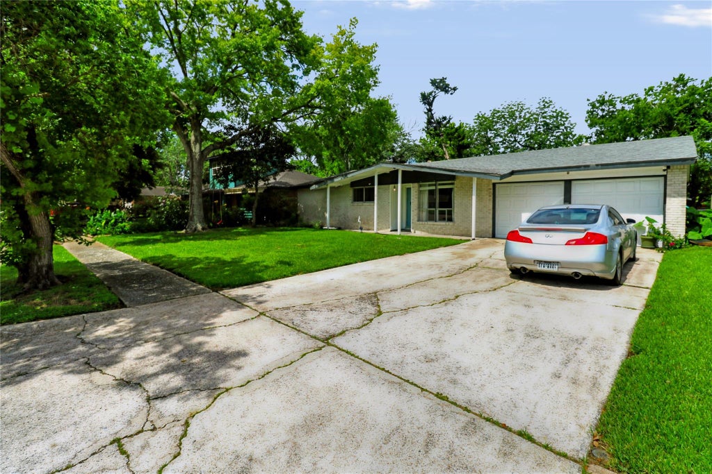 Photo of 11930 Ashcroft Drive, Houston, TX 77035 (MLS # 40563258)