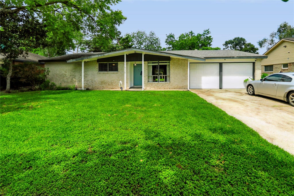 Photo of 11930 Ashcroft Drive, Houston, TX 77035 (MLS # 40563258)