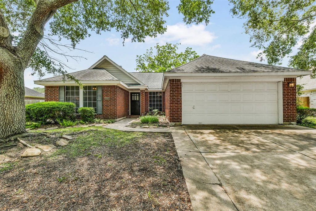 Photo of 2910 Queen Victoria Street, Pearland, TX 77581 (MLS # 20378043)