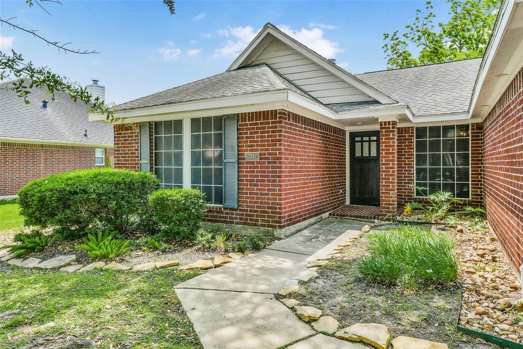 Photo of 2910 Queen Victoria Street, Pearland, TX 77581 (MLS # 20378043)