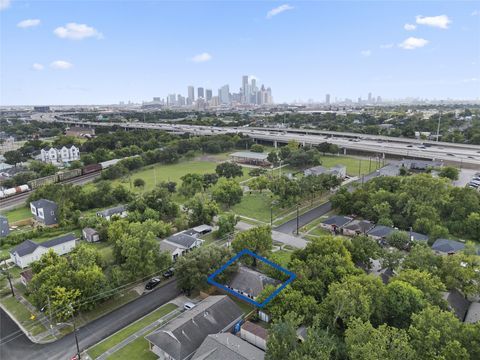 Photo of 3207 Sumpter Street, Houston, TX 77026 (MLS # 35844177)