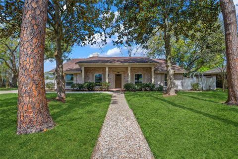 Photo of 210 Ridgemont Drive, Alvin, TX 77511 (MLS # 69913843)