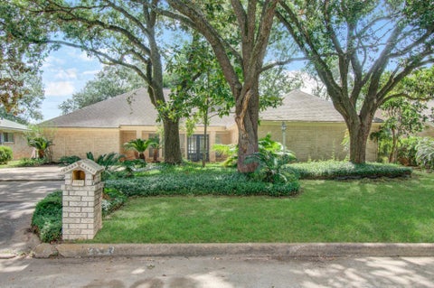 Photo of 2719 E Pebble Beach Drive, Missouri City, TX 77459 (MLS # 98734856)