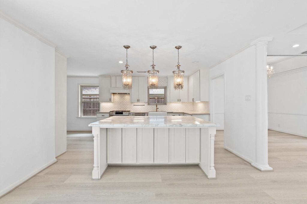 Photo of 6249 Overbrook Lane, Houston, TX 77057 (MLS # 61851030)