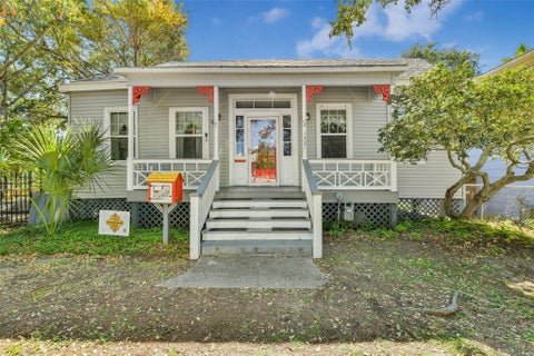 Photo of 1321 Avenue K, Galveston, TX 77550 (MLS # 12896630)