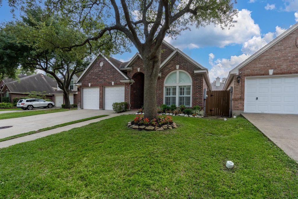 Photo of 1211 Campton Court, Houston, TX 77055 (MLS # 39951780)
