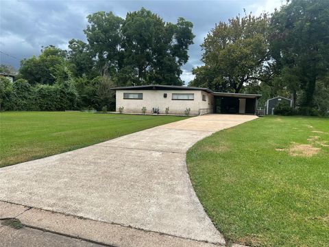 Photo of 107 Southern Oaks Drive, Lake Jackson, TX 77566 (MLS # 68850810)