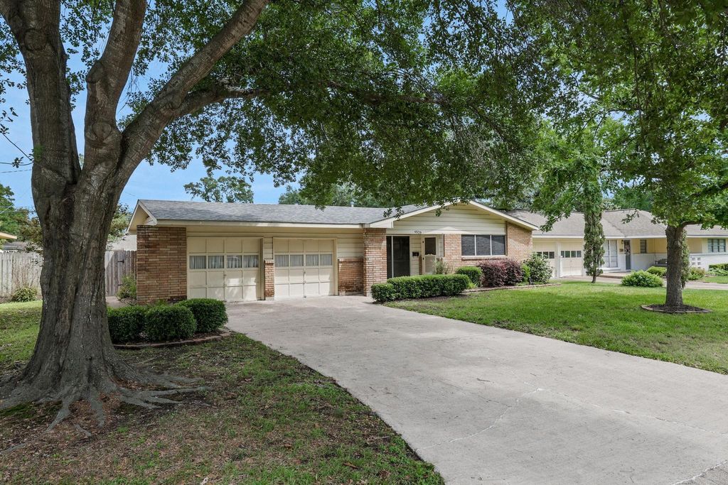 Photo of 9526 Vogue Lane, Houston, TX 77080 (MLS # 77485560)