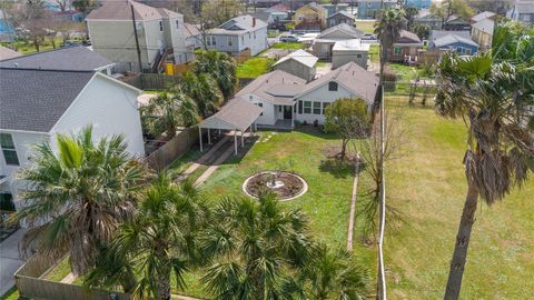 Photo of 5515 Avenue R, Galveston, TX 77551 (MLS # 29029492)