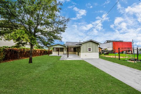 Photo of 207 E Defee Avenue, Baytown, TX 77520 (MLS # 77027439) Photo of 207 E Defee Avenue, Baytown, TX 77520 (MLS # 77027439)