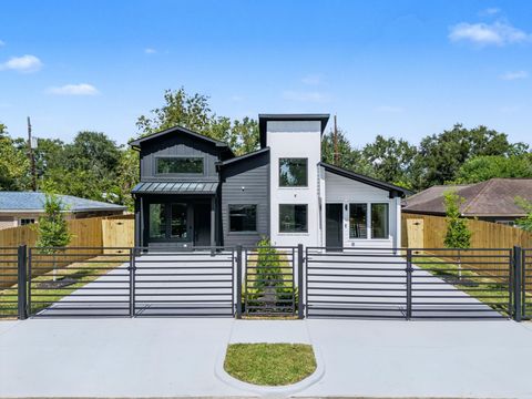 Photo of 5029 Van Fleet Street #A/B, Houston, TX 77033 (MLS # 76030269) Photo of 5029 Van Fleet Street #A/B, Houston, TX 77033 (MLS # 76030269)