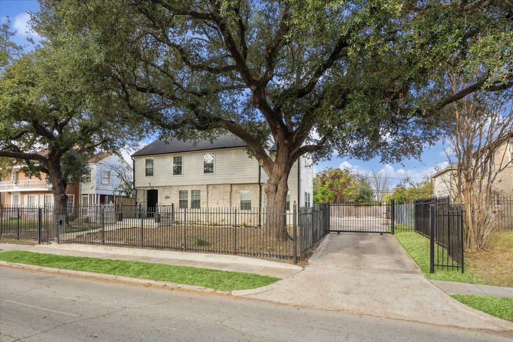 Photo of 2817 Southmore Boulevard, Houston, TX 77004 (MLS # 92300713)