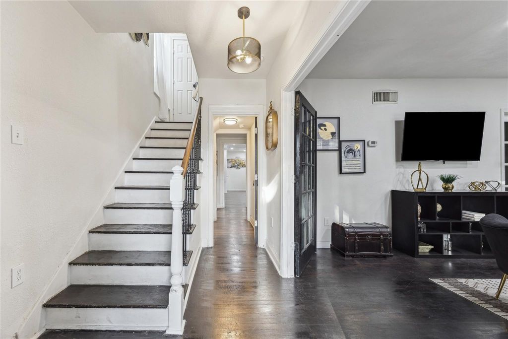 Photo of 2817 Southmore Boulevard, Houston, TX 77004 (MLS # 92300713)