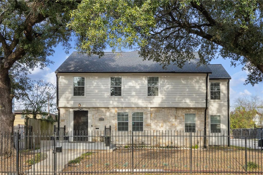 Photo of 2817 Southmore Boulevard, Houston, TX 77004 (MLS # 92300713)