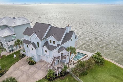 Photo of 143 Bora Bora Drive, Tiki Island, TX 77554 (MLS # 86248688)