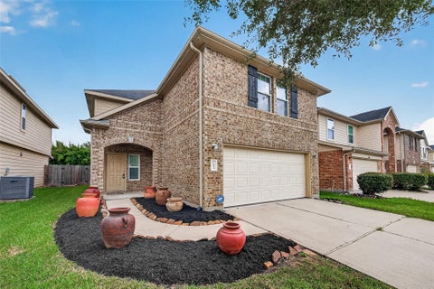 Photo of 11823 Red Hummingbird Drive, Houston, TX 77047 (MLS # 34536509)