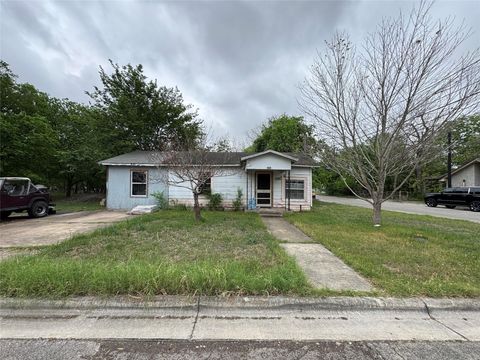 Photo of 402 Laredo Street, Lockhart, TX 78644 (MLS # 37157401)