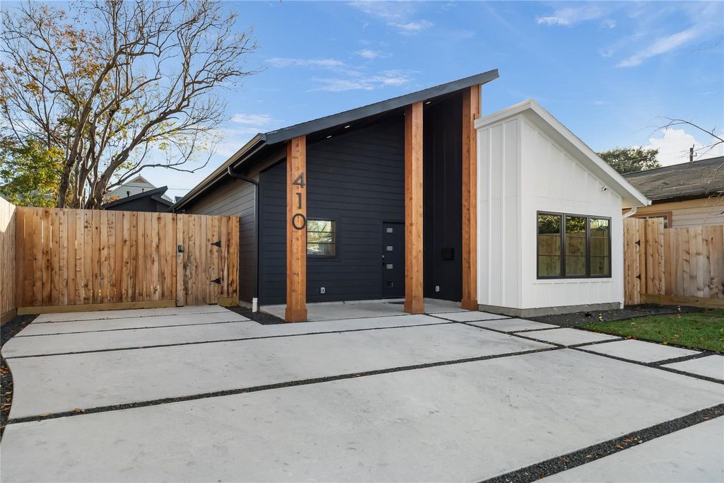 Photo of 410 E 33rd Street, Houston, TX 77018 (MLS # 61867938)