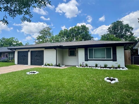 Photo of 535 Elton Street, Houston, TX 77034 (MLS # 30745302)