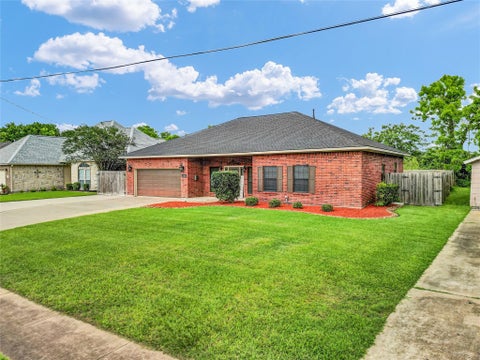 Homes For Sale - 420 Forest Oaks Lane<br/> Lake Jackson, TX 77566
