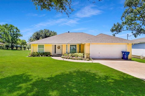 Photo of 1346 Landing Way, Trinity, TX 75862 (MLS # 42228361)
