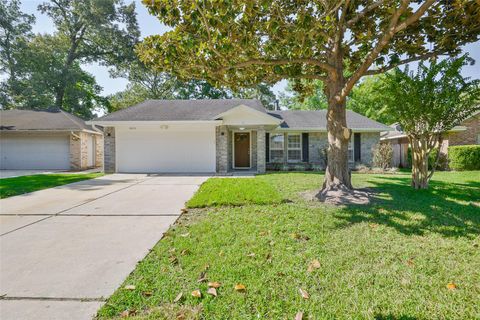 Photo of 2610 Sherwood Hollow Lane, Houston, TX 77339 (MLS # 23767683)