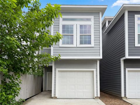 Townhouse For Sale - 18803 Luminescent Lane<br/> Spring, TX 77379