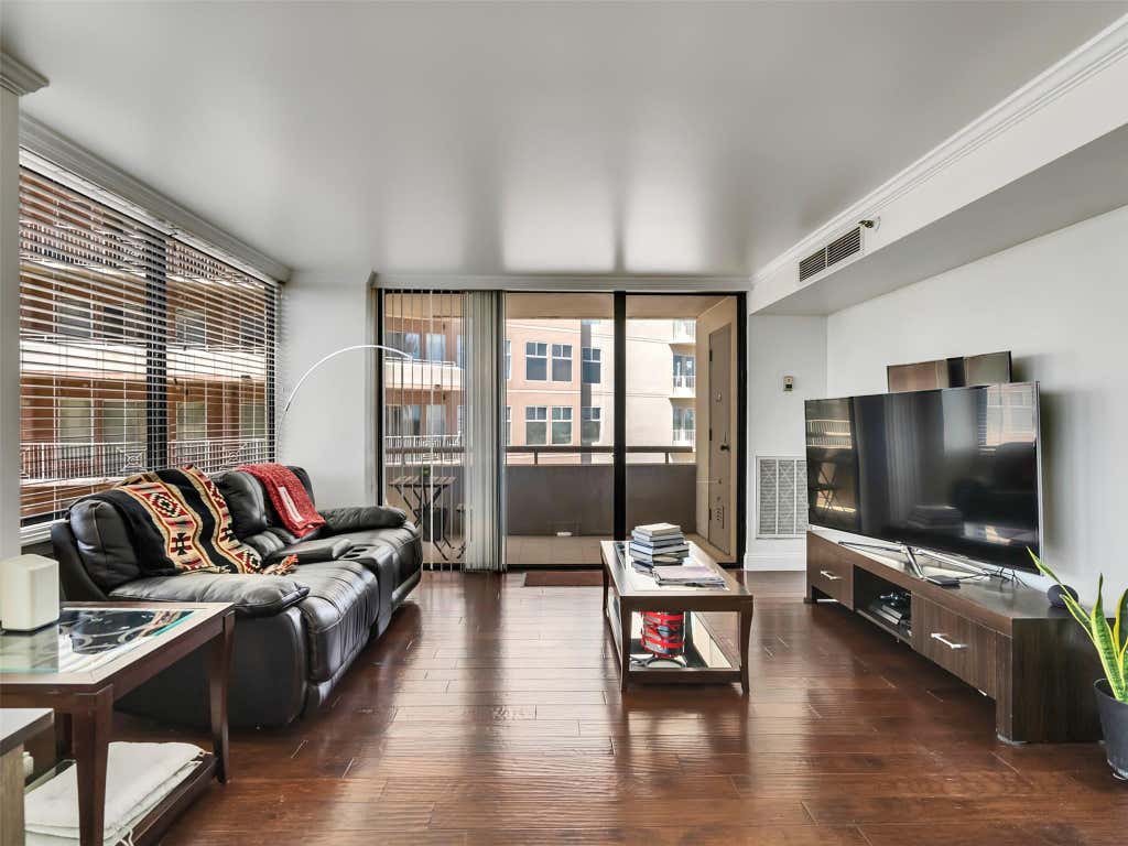Photo of 3525 Sage Road #1210, Houston, TX 77056 (MLS # 45355344)