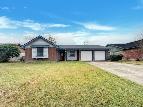 Apartment For Sale - 2103 Williamsburg Court<br/> League City, TX 77573