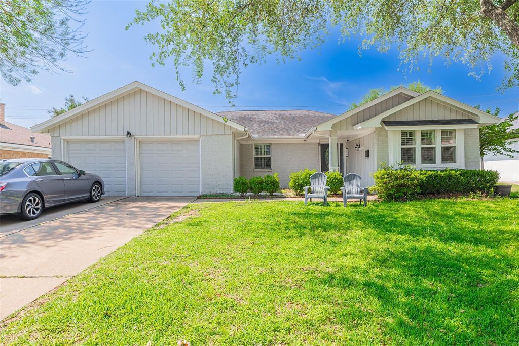 Photo of 14127 Woodthorpe Lane, Houston, TX 77079 (MLS # 68217243)