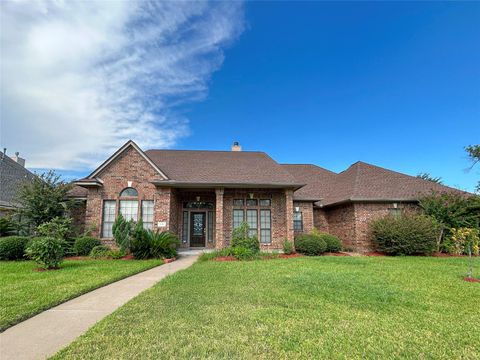 Photo of 606 Walnut Street, Lake Jackson, TX 77566 (MLS # 96126340)
