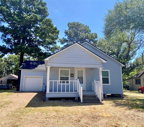 Photo of 826 Fowlkes Street, Sealy, TX 77474 (MLS # 28388560)