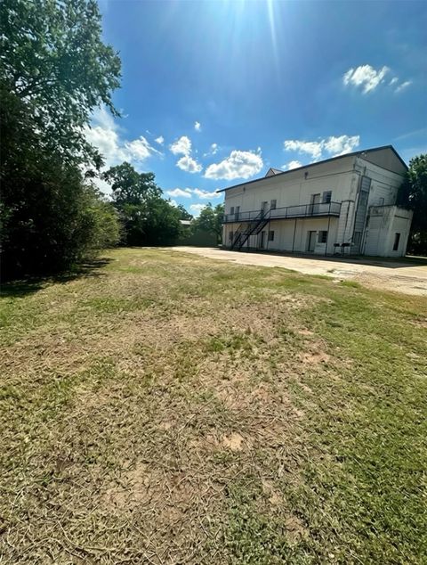 Photo of 1010 Nelson ST, Yoakum, TX 77995 (MLS # 3804317)